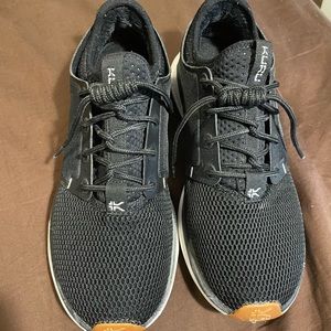 KURU. Atom. Women’s size 8.5. Jet black